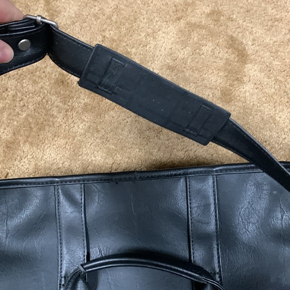 Bugatti Expandable Executive Carrying Case w/ handles/adjustable shoulder strap - Picture 8 of 17